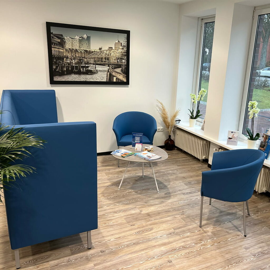 Waiting area of the medical supply store TOH Technische Orthopädie Hamburg with blue upholstered furniture and plants.