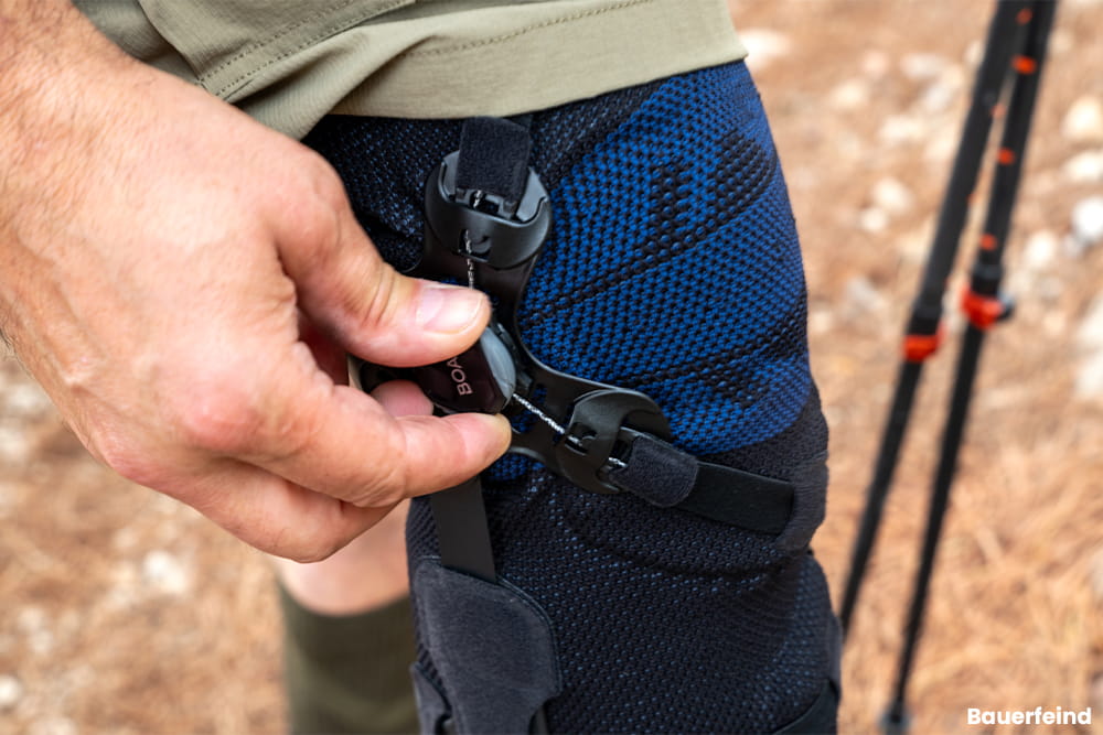 Eine Nahaufnahme einer Beinbandage mit einem BOA Verschluss, der durch drehen die Bandage enger macht.