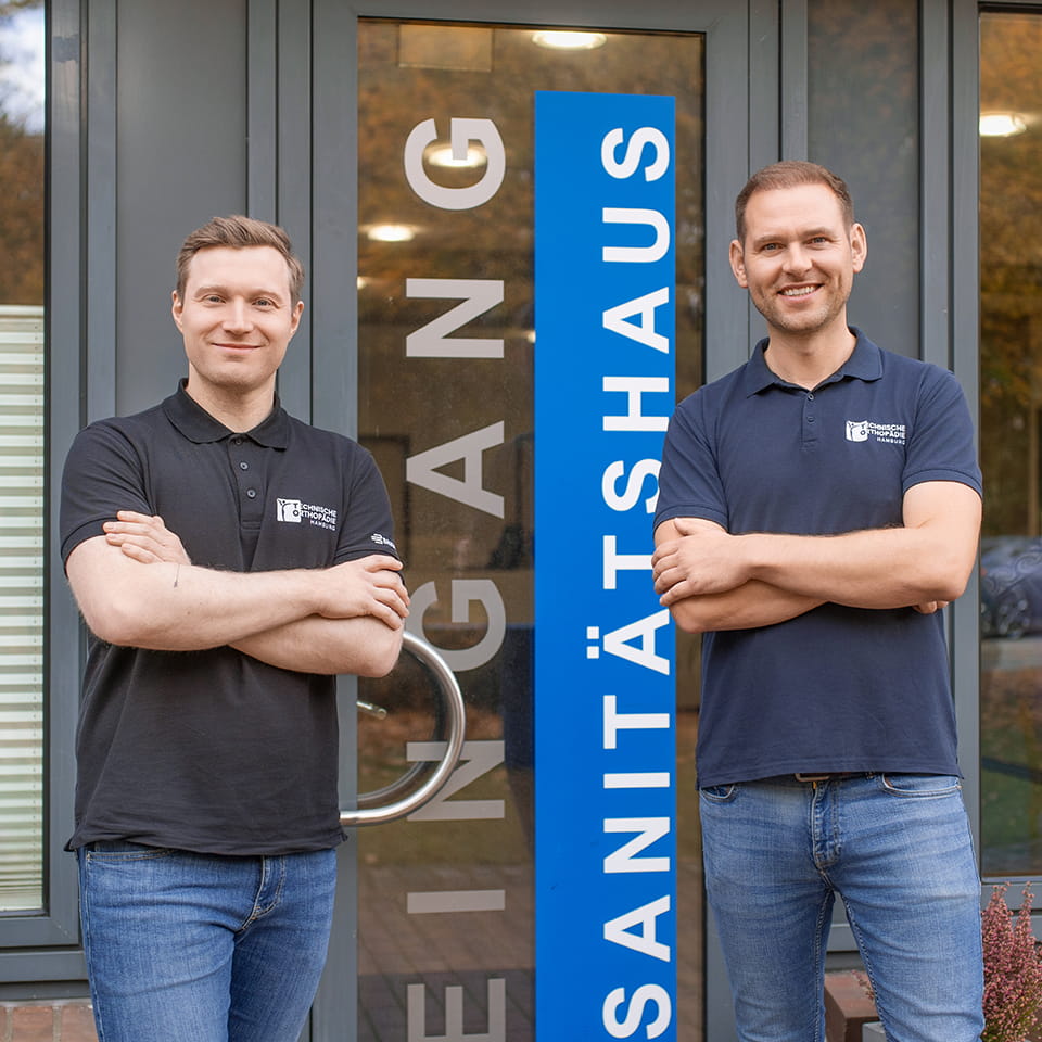 Die Geschäftsführer Maximilian und Florian vor dem Sanitätshaus.