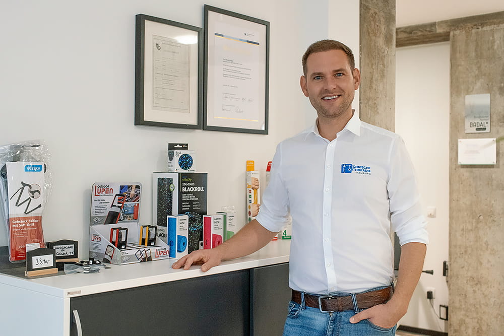 Der Geschäftsführer Florian Krassel steht in seinem Sanitätshaus.