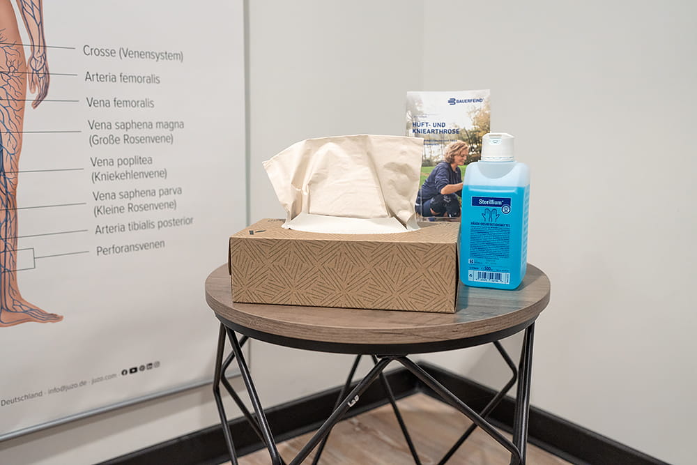 Ein Tisch im Behandlungsraum des Sanitätshauses TOH Technische Orthopädie Hamburg GmbH.