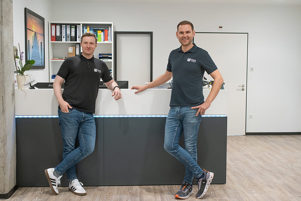 Die Geschäftsführer Maximilian und Florian am Tresen der TOH.