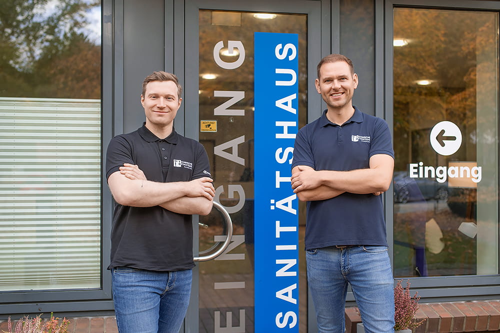 Die Geschäftsführer Maximilian und Florian vor dem Sanitätshaus.