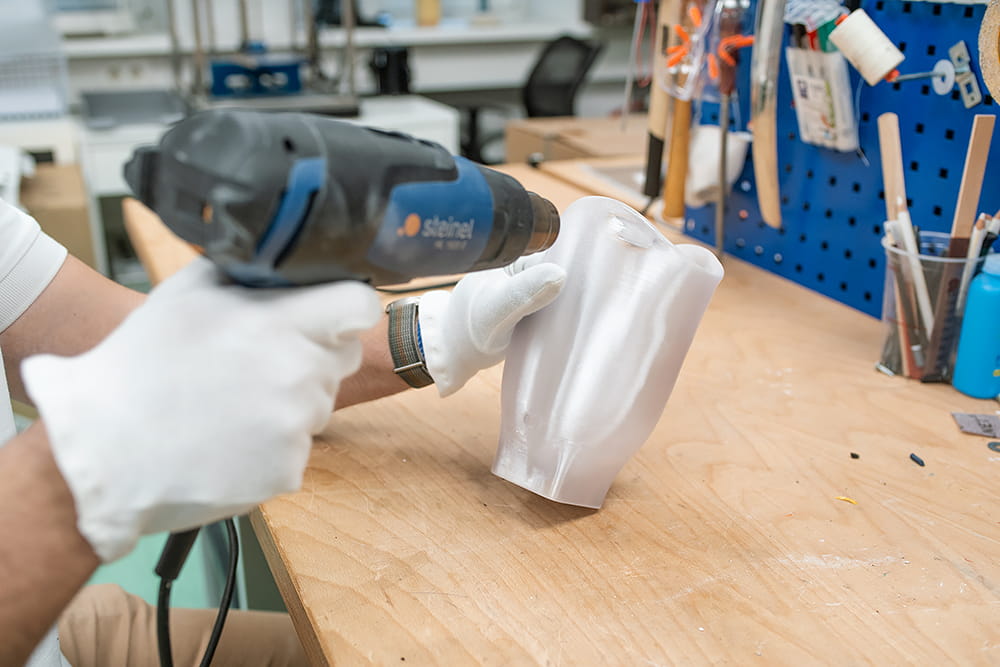 Modellierung an einem Interimsschaft mit einem Heißluftfön.