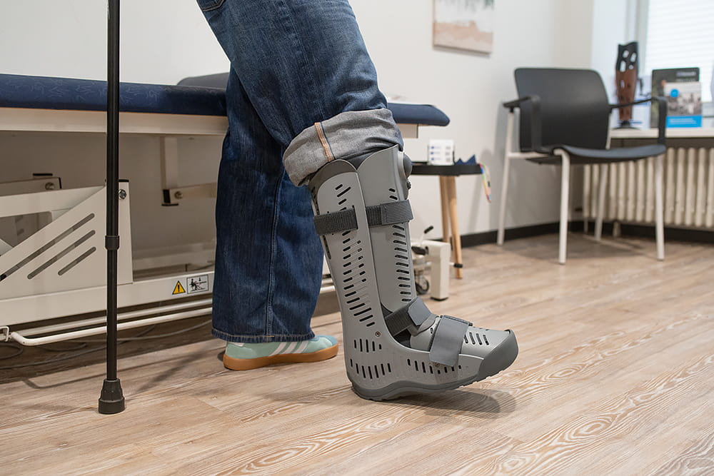 Ein Kunde erhält einen Walker nach einem Unfall.