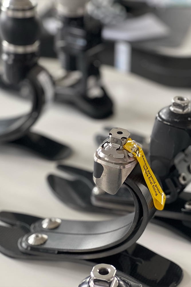 Eine Auswahl von Prothesenfüßen stehen gemeinsam auf einem Tisch.