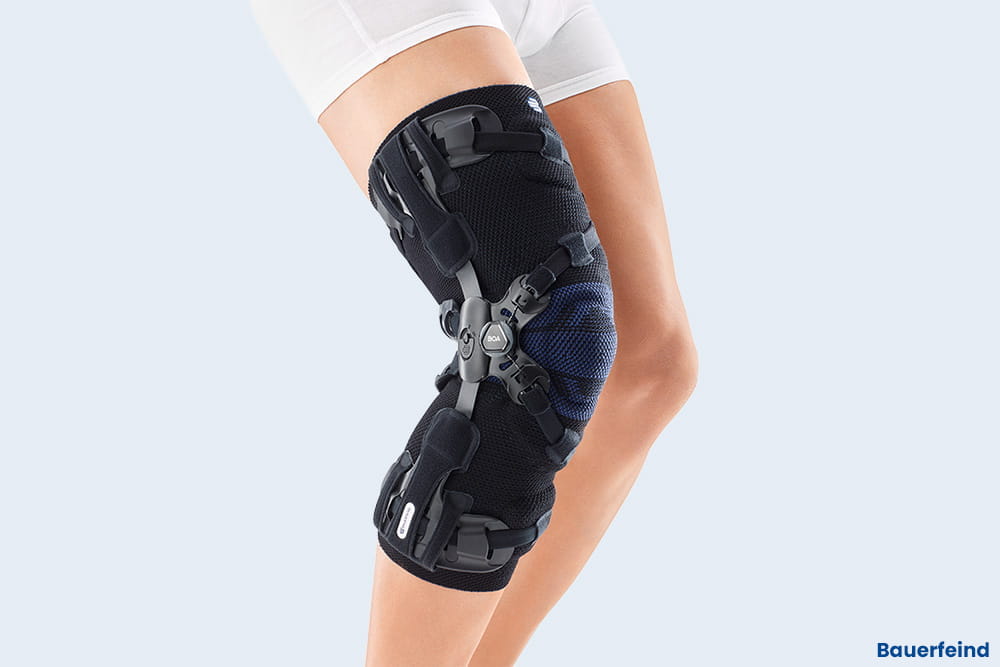 Eine Nahaufnahme eines Beins, das eine Genutrain OA von Bauerfeind angelegt hat.