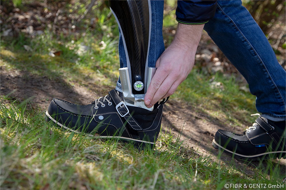 Ein Mann trägt eine Beinorthese von Fior und Gentz und dazu Orthesenschuhe.
