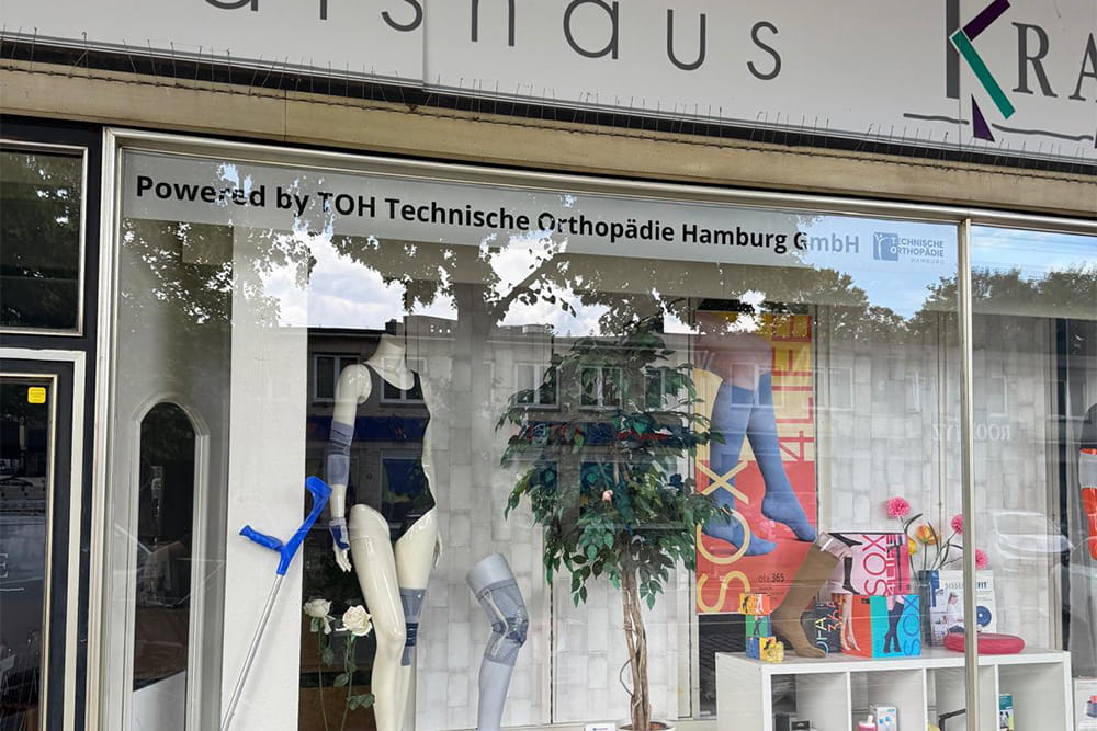 Schaufenster unserer Filiale Barmbek Schaufenster der Filiale Barmbek von der Technischen Orthopädie Hamburg.